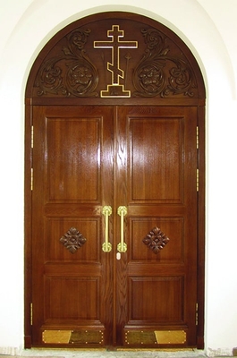 Дверь из массива с резными элементами Дверь из массива с резными элементами