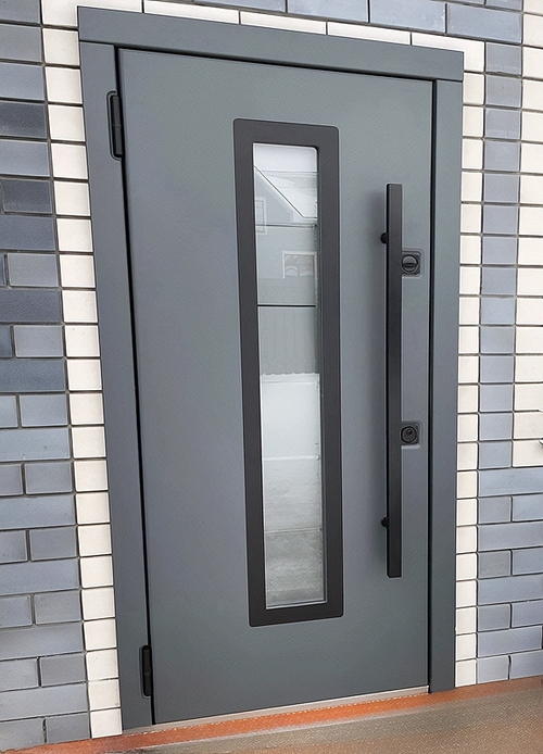 Дверь с узким стеклом Дверь с узким стеклом